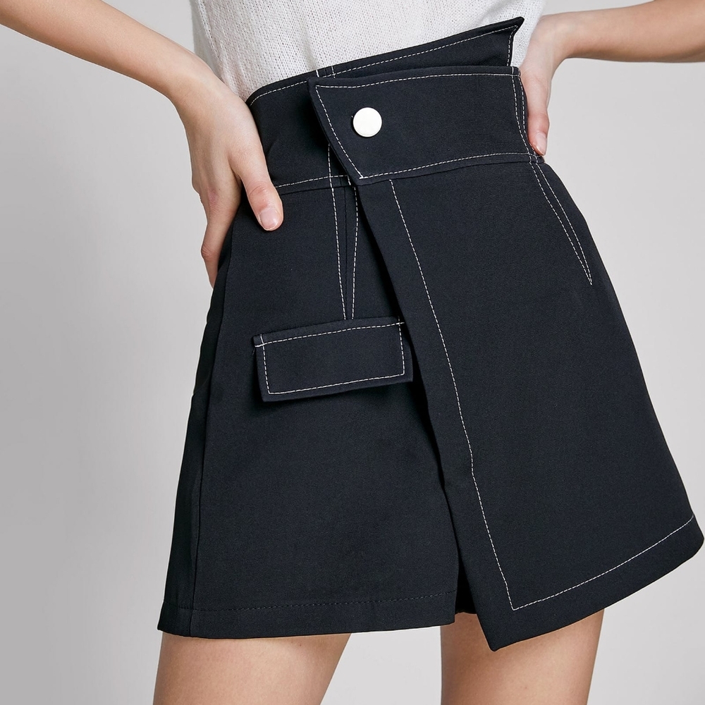 High-waisted skort with button and pocket detail